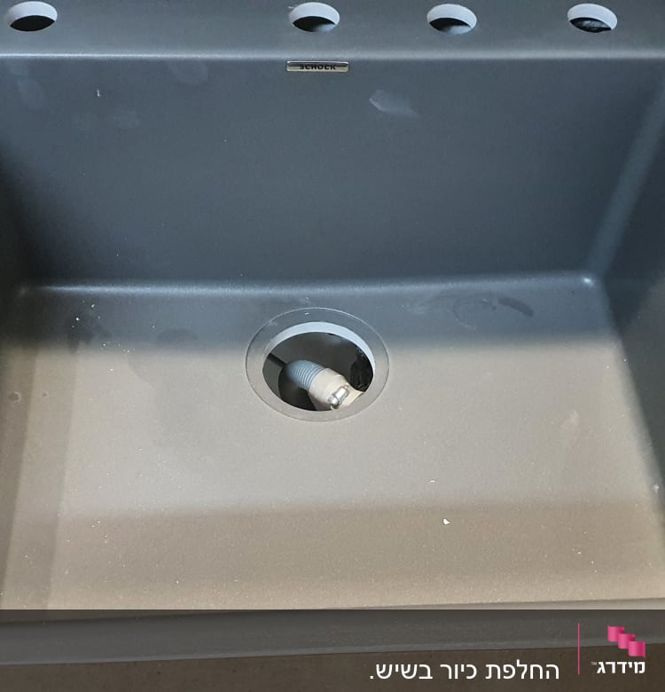 כיור אפור עם חורים לברזים ומשטח שיש